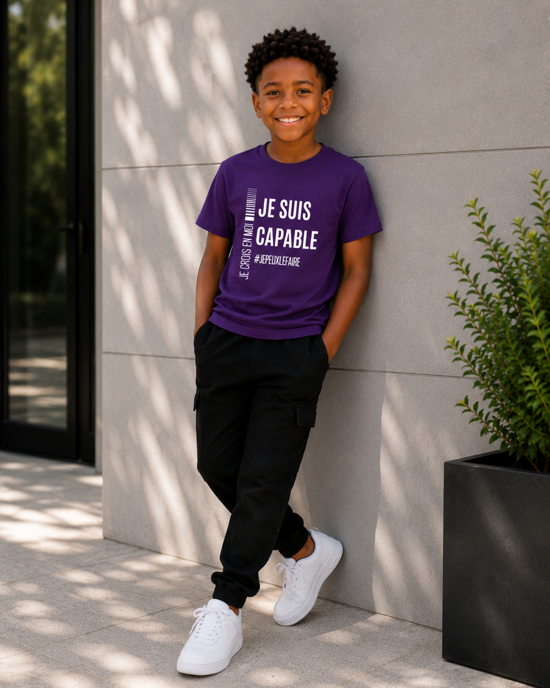 Enfant portant un t-shirt violet « Je suis capable » – Élevé pour Briller