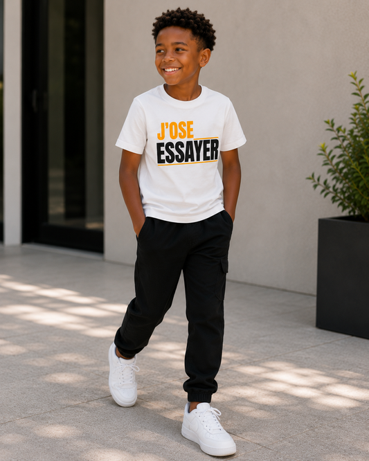 Enfant portant un t-shirt blanc « J'ose essayer » – vêtement inspirant Élevé pour Briller