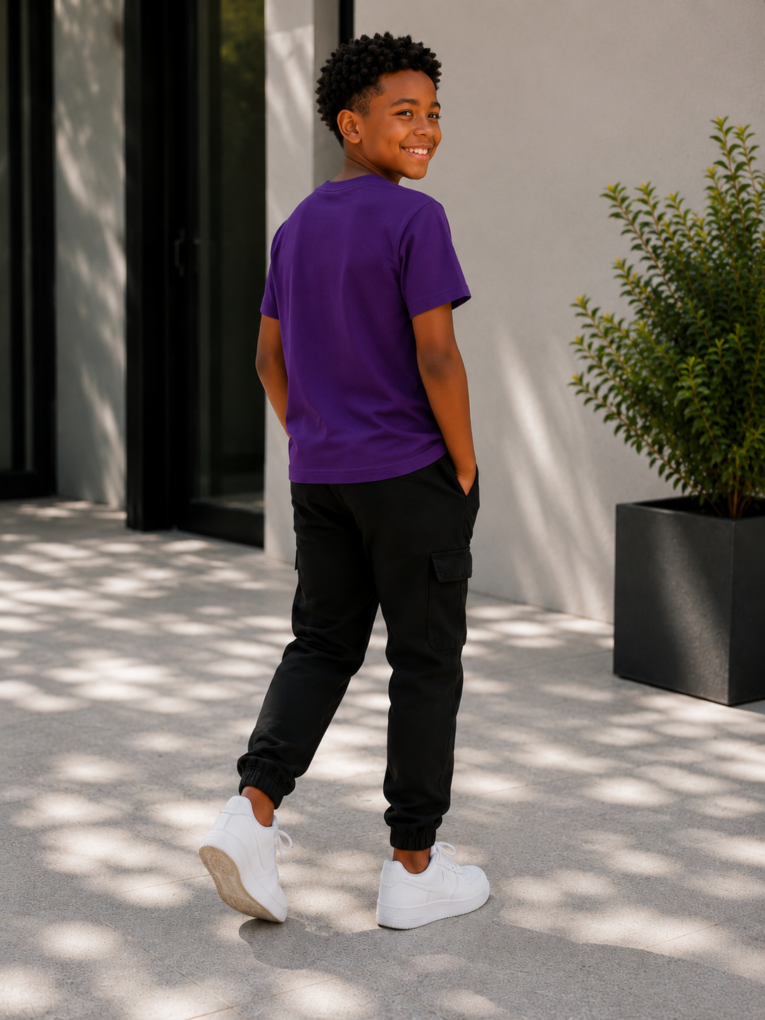 Enfant portant un t-shirt violet « Je suis capable » – Élevé pour Briller