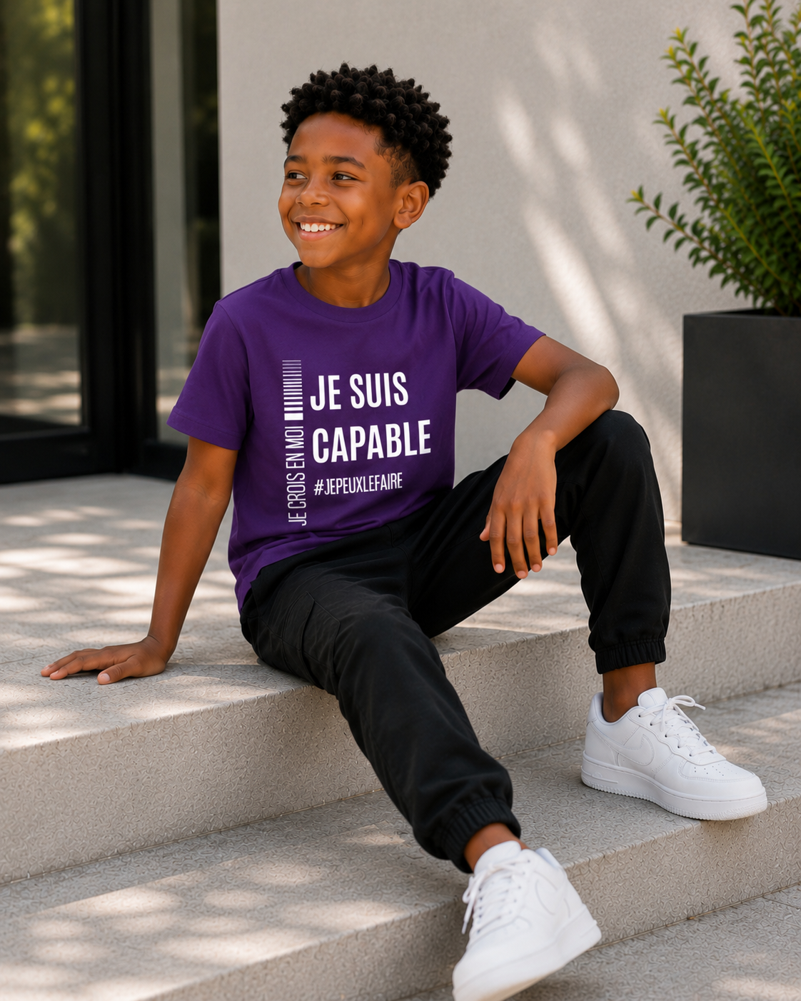 Enfant portant un t-shirt violet « Je suis capable » – Élevé pour Briller