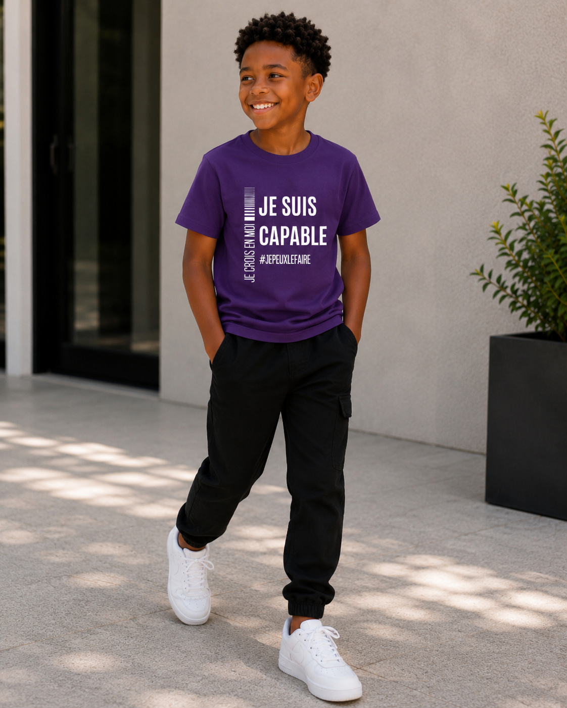 Enfant portant un t-shirt violet « Je suis capable » – Élevé pour Briller