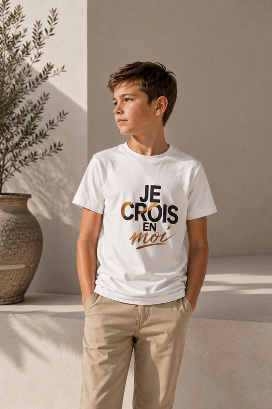 Enfant portant un t-shirt blanc « Je crois en moi » – t-shirt enfant confiance en soi Élevé pour Briller